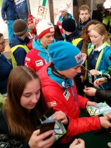 Bei der Autogrammstunde kamen die Lehrlinge hautnah an die Überflieger heran